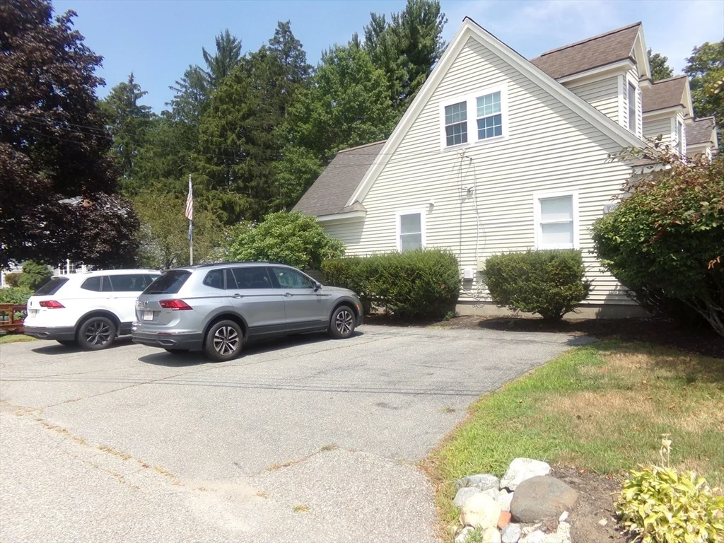 3 bed, 2 bath apartment for rent at 162 Middlesex Ave Unit 1, Wilmington — photo 4 of 33