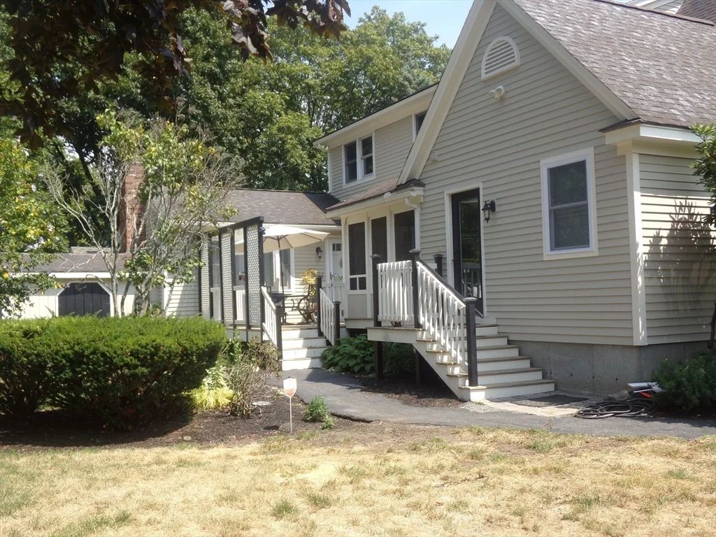 3 bed, 2 bath apartment for rent at 162 Middlesex Ave Unit 1, Wilmington — photo 2 of 33