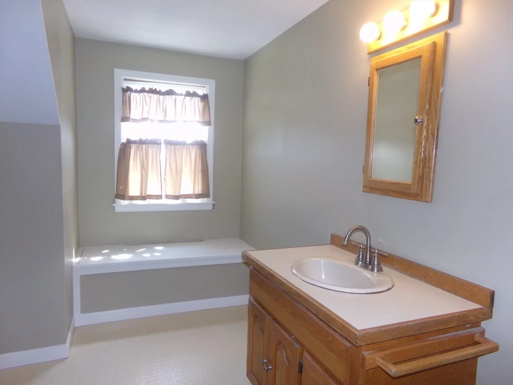 3 bed, 2 bath apartment for rent at 162 Middlesex Ave Unit 1, Wilmington — photo 18 of 33