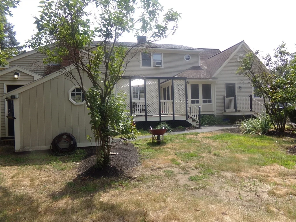 3 bed, 2 bath apartment for rent at 162 Middlesex Ave Unit 1, Wilmington — photo 1 of 33