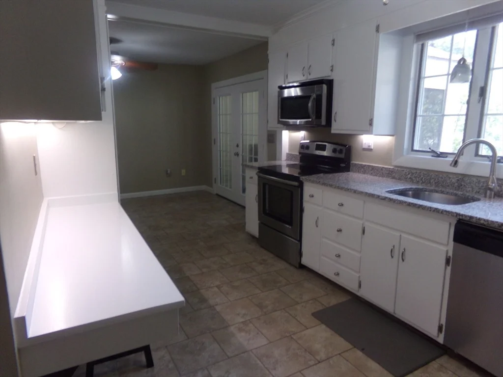 3 bed, 2 bath apartment for rent at 162 Middlesex Ave Unit 1, Wilmington — photo 7 of 33