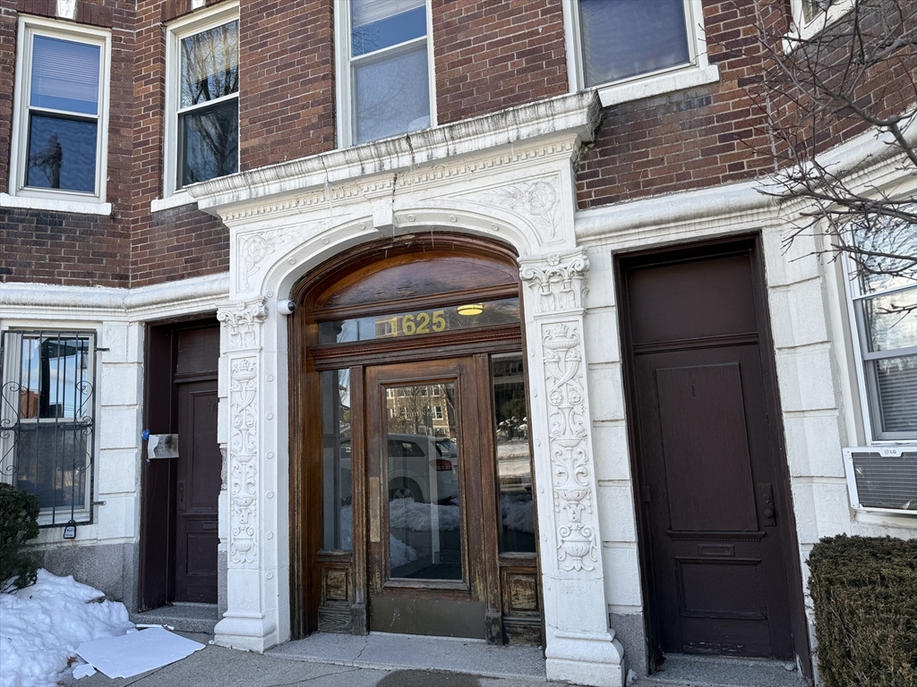 1 bed, 1 bath apartment for rent at 1625 Commonwealth Ave Unit 11, Brighton
