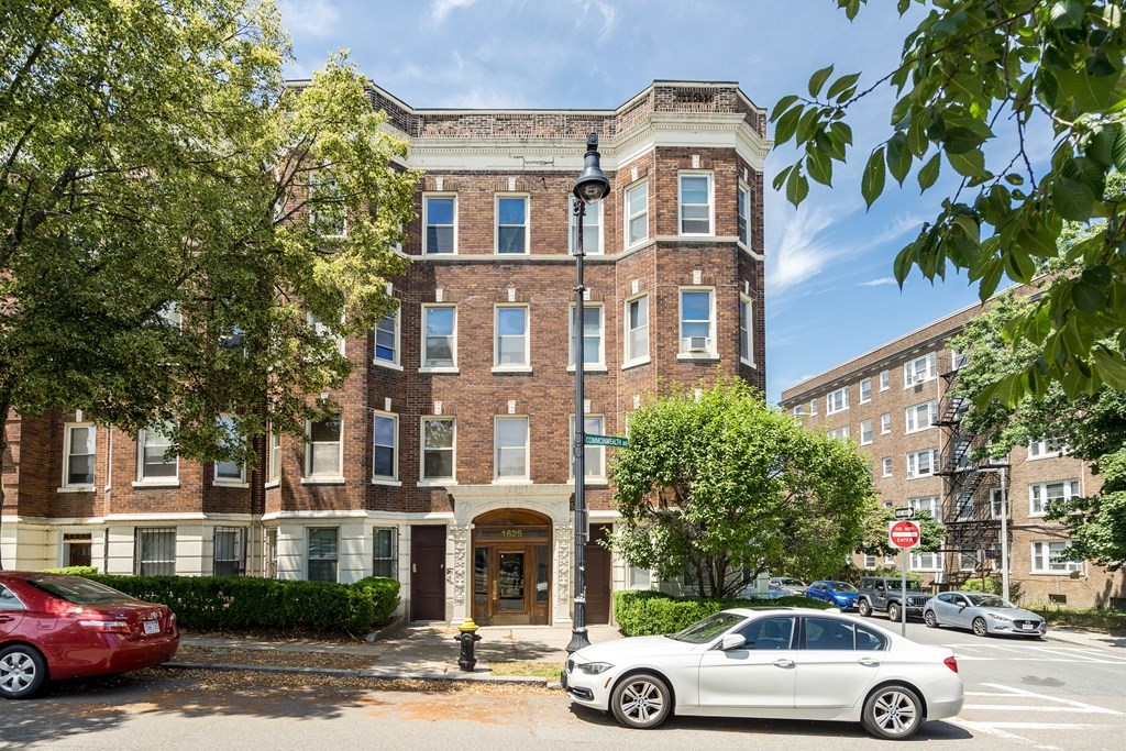 1 bed, 1 bath apartment for rent at 1625 Commonwealth Ave Unit 22, Brighton — photo 4 of 12