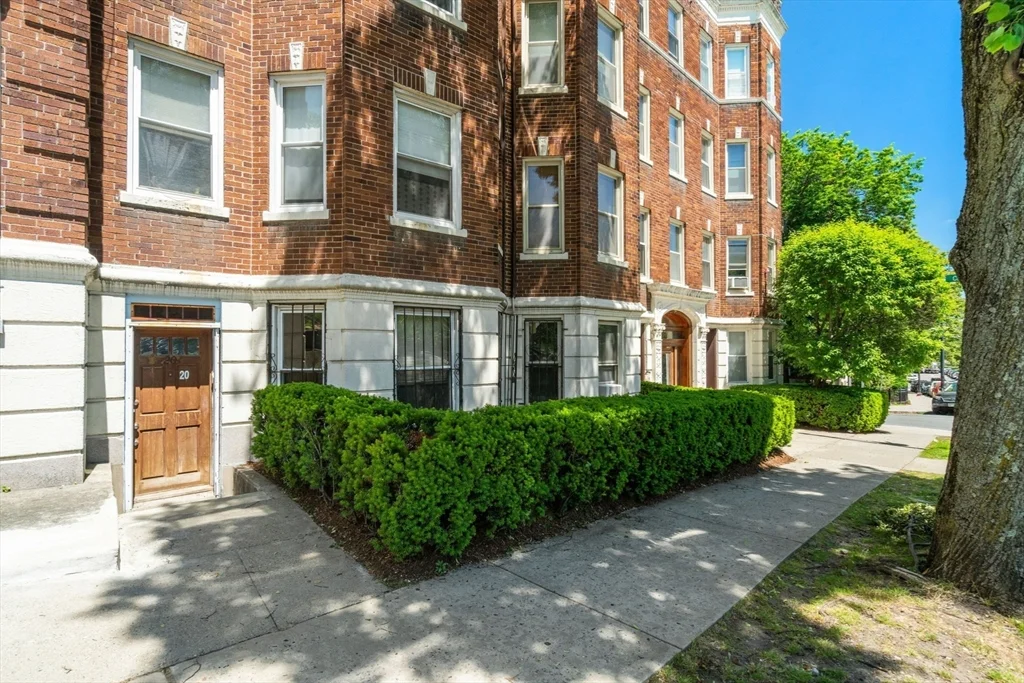2 bed, 1 bath apartment for rent at 1629 Commonwealth Ave Unit 20, Brighton — photo 4 of 5