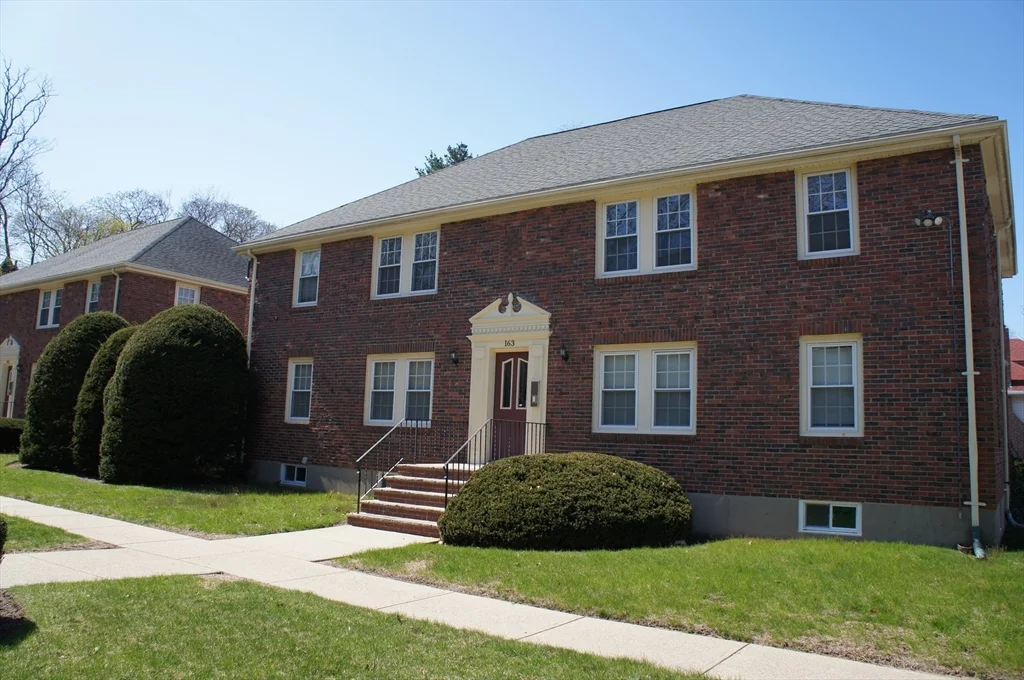 1 bed, 1 bath apartment for rent at 163 Everett St Unit 3, Quincy — photo 1 of 10