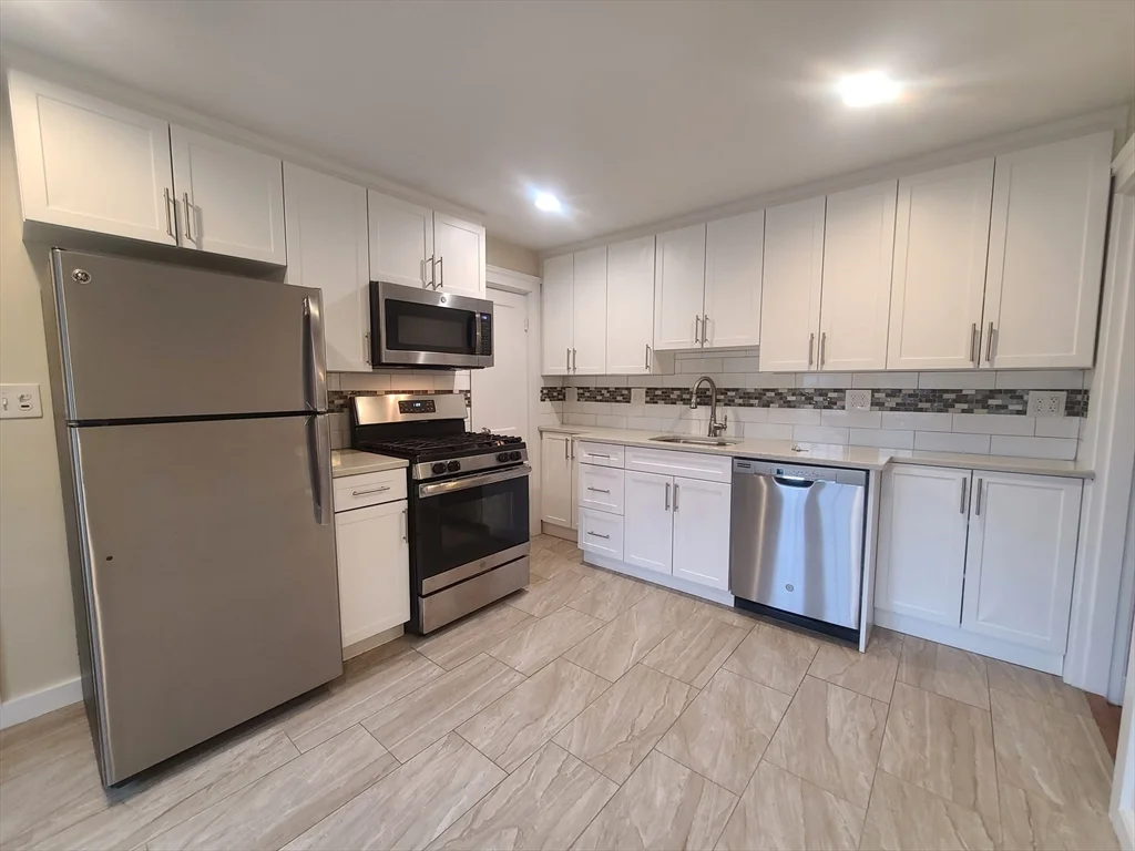 1 bed, 1 bath apartment for rent at 163 Everett St Unit 3, Quincy — photo 2 of 10