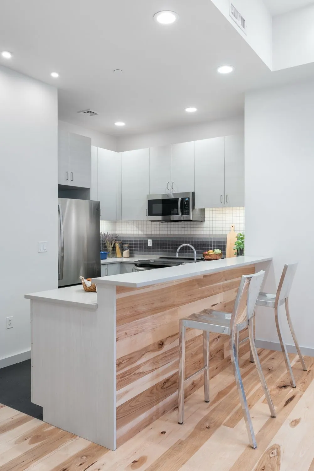 3 bed, 2 bath apartment for rent at 163 Newbury St Unit 1, Back Bay — photo 2 of 9