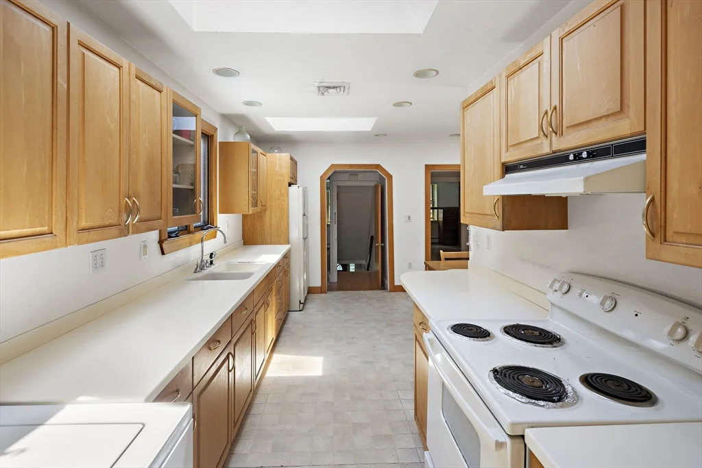 3 bed, 1 bath apartment for rent at 163 Newbury St Unit 2, Framingham — photo 4 of 18