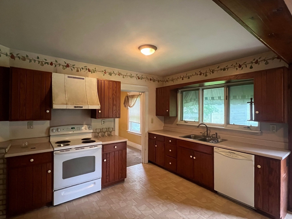 3 bed, 1 bath apartment for rent at 163 Washington, Leominster — photo 5 of 7