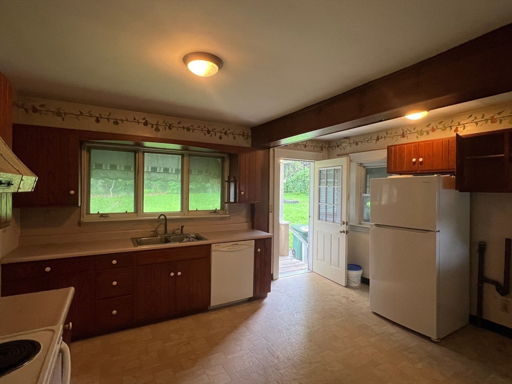 3 bed, 1 bath apartment for rent at 163 Washington, Leominster — photo 6 of 7