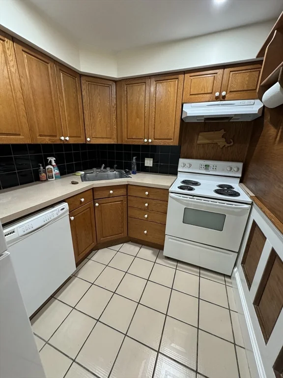 2 bed, 1 bath apartment for rent at 163 West 2nd St Unit 3, South Boston — photo 3 of 12