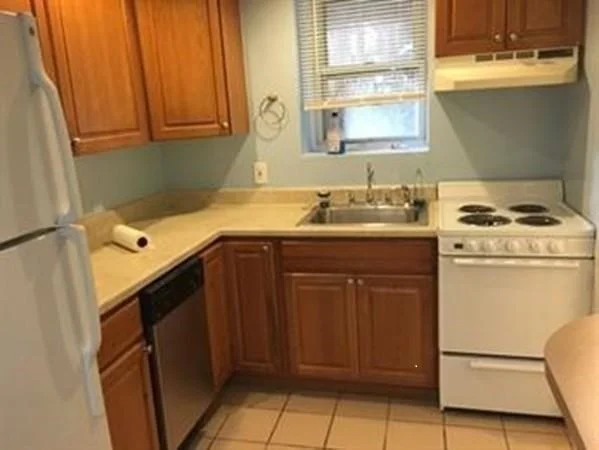 Studio bed, 1 bath apartment for rent at 163 West 2nd St Unit A, South Boston — photo 3 of 8