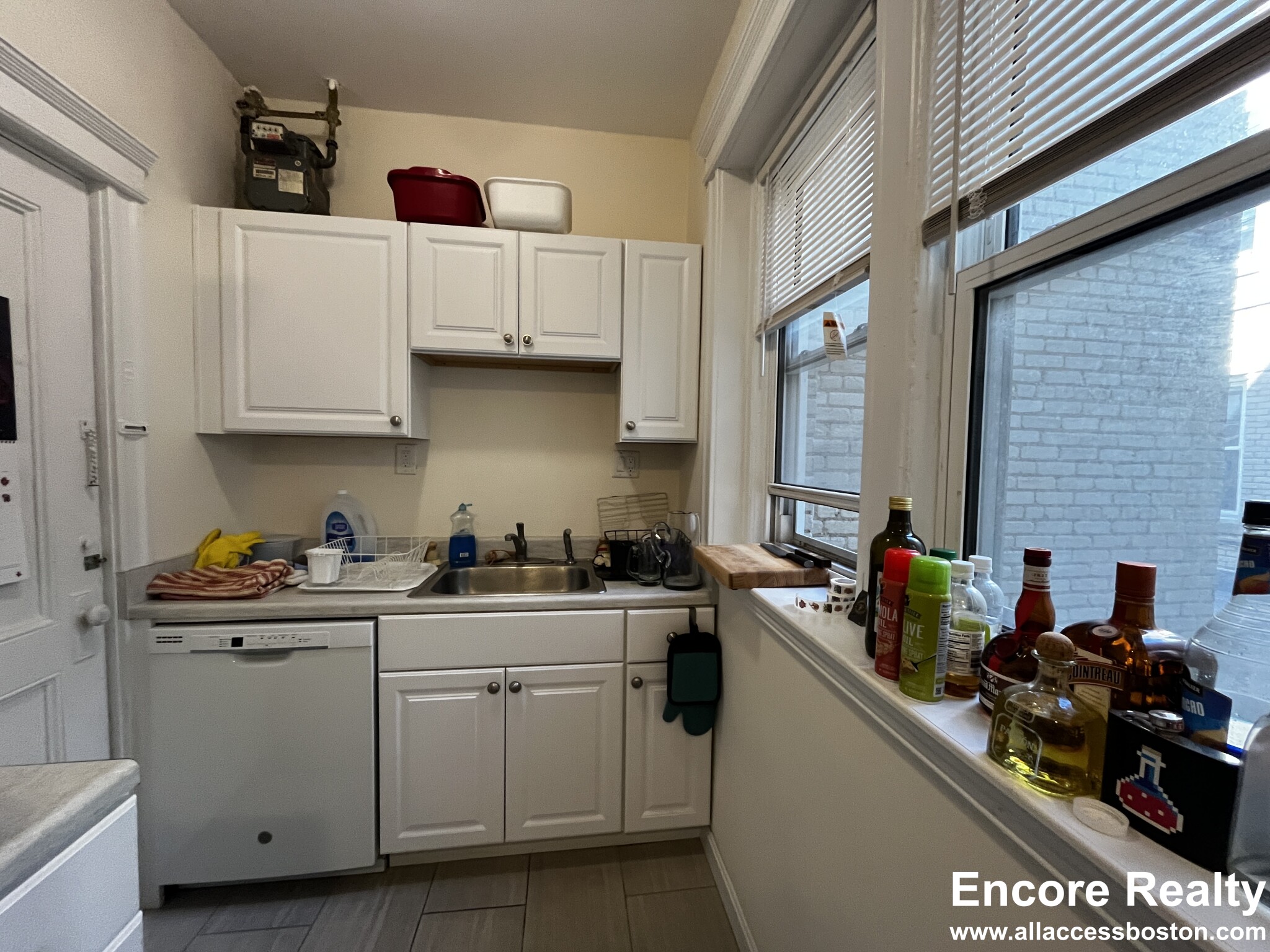 2 bed, 1 bath apartment for rent at 1637 Commonwealth Ave Unit 2, Brighton — photo 2 of 26