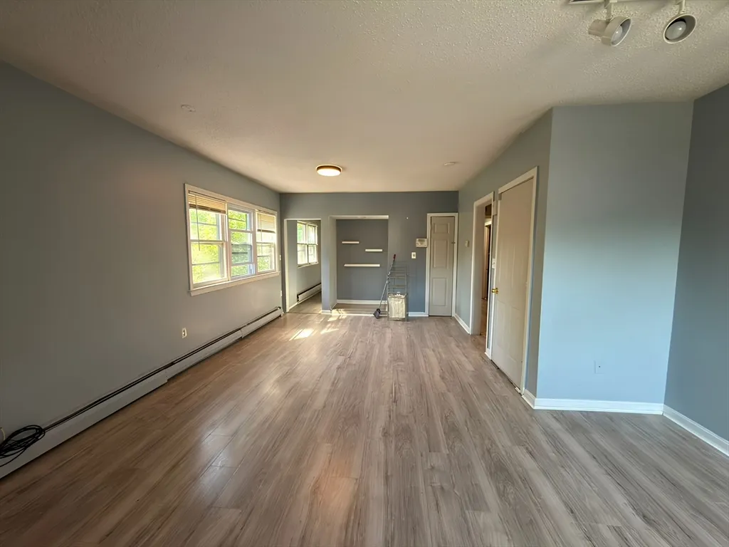 3 bed, 1 bath apartment for rent at 164-166 Woodlawn St Unit 3, Springfield — photo 3 of 14