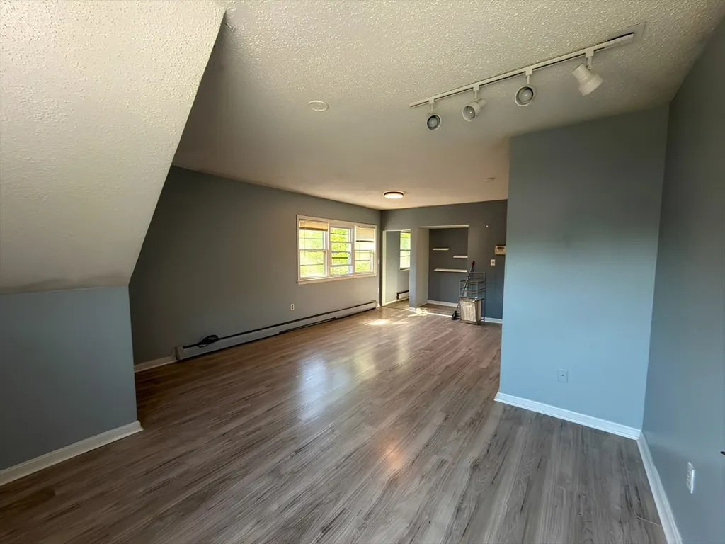 3 bed, 1 bath apartment for rent at 164-166 Woodlawn St Unit 3, Springfield — photo 4 of 14