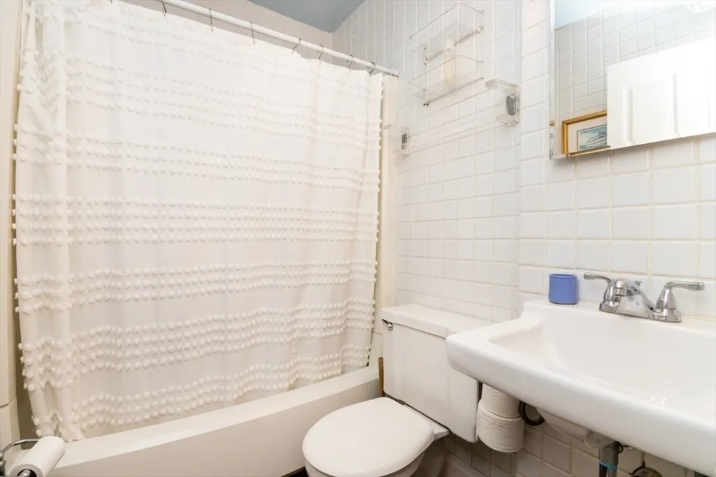 1 bed, 1 bath apartment for rent at 164 Beacon St Unit 2, Back Bay — photo 9 of 12