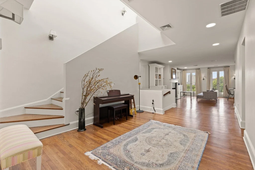 3 bed, 2 bath apartment for rent at 164 Beacon St Unit 9/10, Back Bay — photo 10 of 19