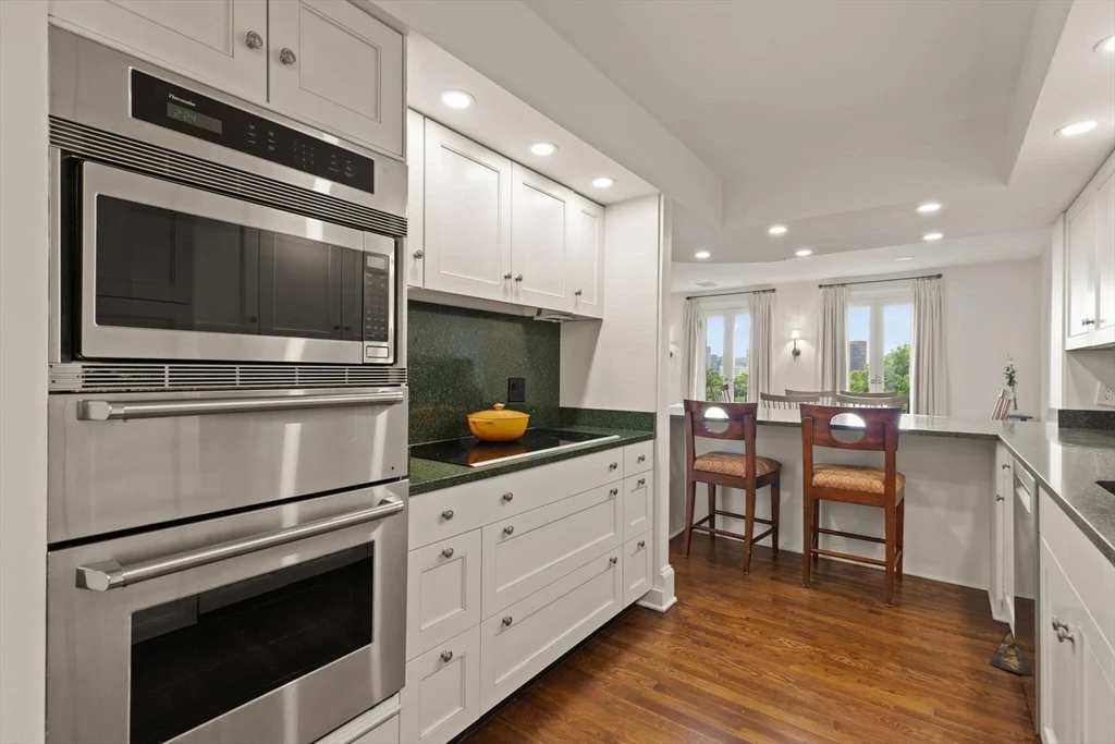 3 bed, 2 bath apartment for rent at 164 Beacon St Unit 9/10, Back Bay — photo 4 of 19