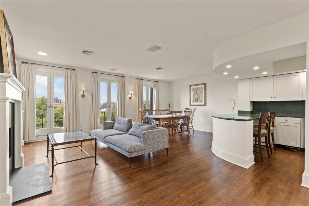 3 bed, 2 bath apartment for rent at 164 Beacon St Unit 9/10, Back Bay — photo 3 of 19