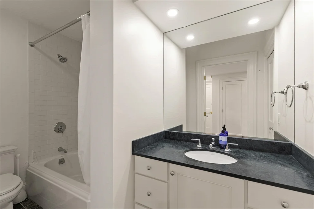 3 bed, 2 bath apartment for rent at 164 Beacon St Unit 9/10, Back Bay — photo 7 of 19