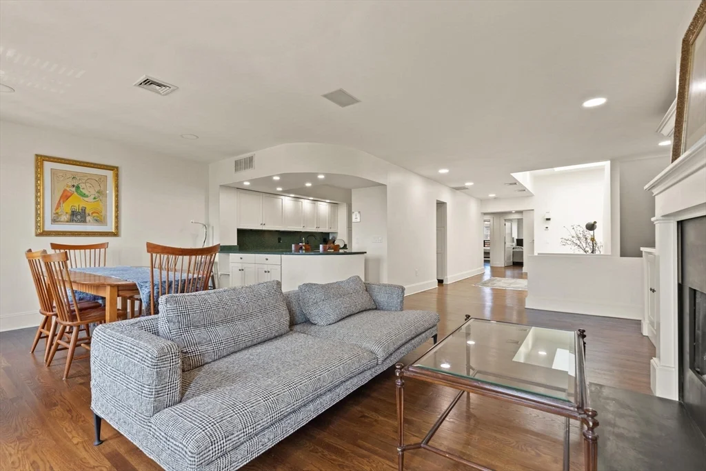 3 bed, 2 bath apartment for rent at 164 Beacon St Unit 9/10, Back Bay — photo 6 of 19
