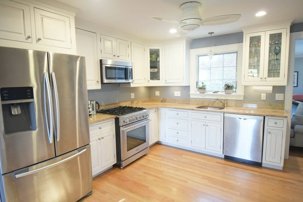 4 bed, 2 bath apartment for rent at 164 Florence Rd Unit -, Waltham — photo 4 of 19