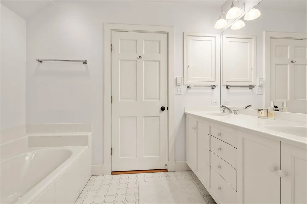 6 bed, 3 bath apartment for rent at 164 Forest St Unit 164, Sherborn — photo 16 of 32