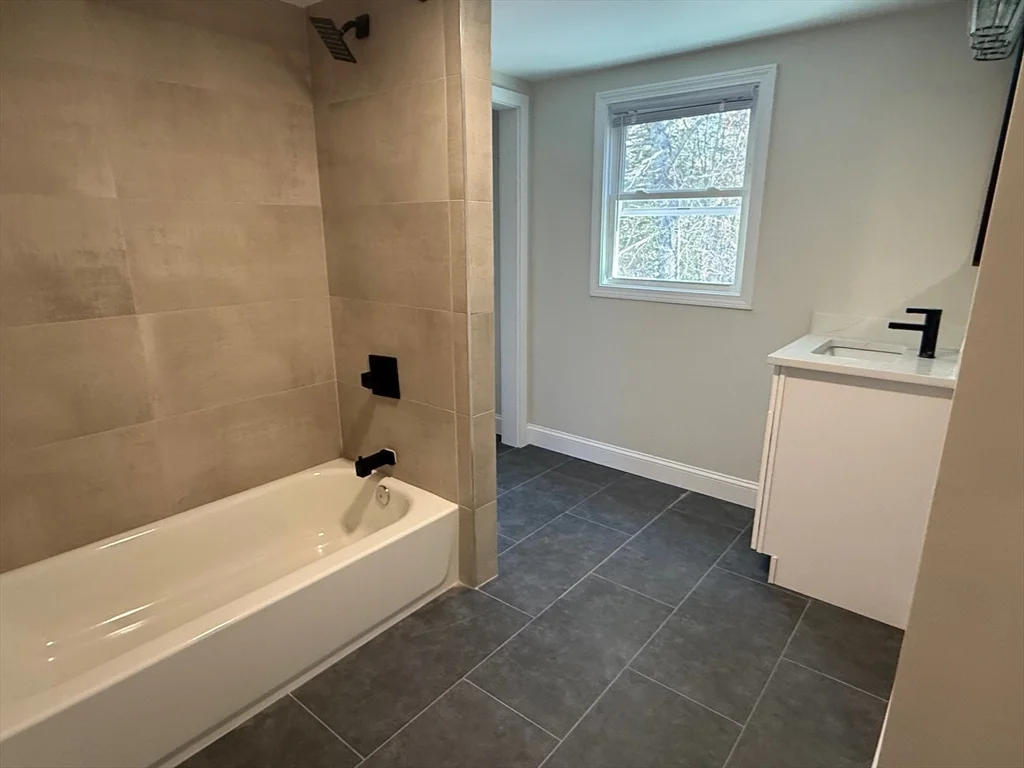 5 bed, 2 bath apartment for rent at 164 Palmer Rd, Plympton — photo 8 of 10