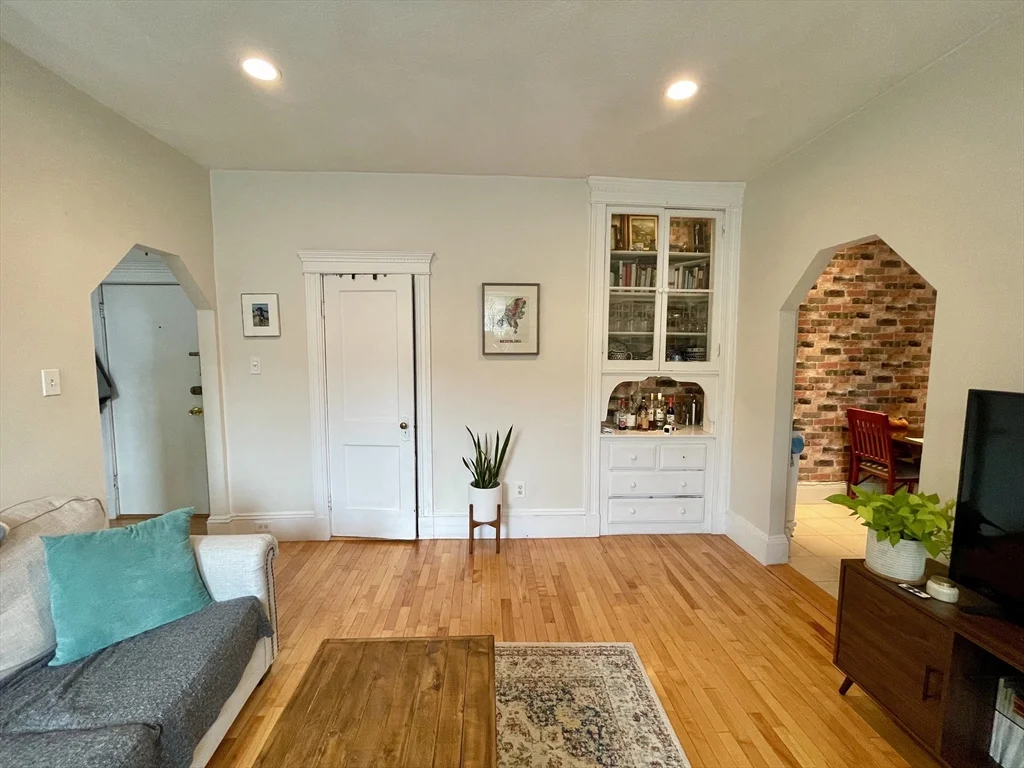 1 bed, 1 bath apartment for rent at 164 Strathmore Rd Unit 12, Brighton — photo 2 of 22