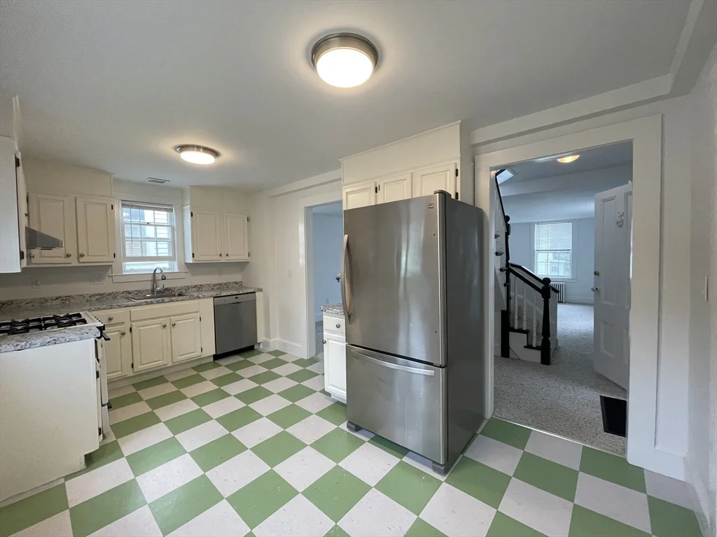 1 bed, 1 bath apartment for rent at 164 Washington St Unit A, Marblehead — photo 2 of 24