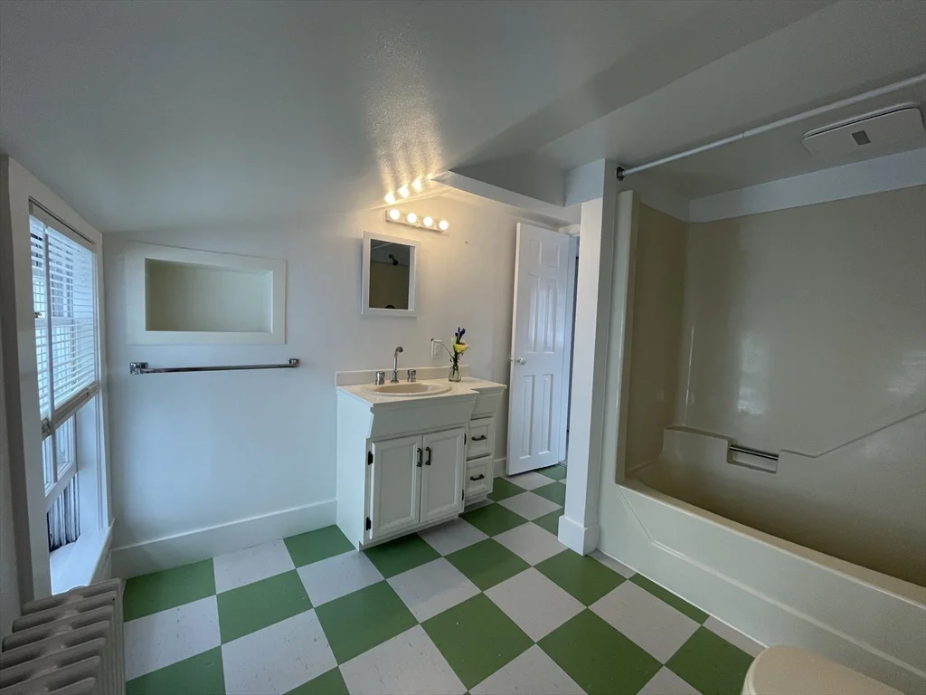 1 bed, 1 bath apartment for rent at 164 Washington St Unit A, Marblehead — photo 6 of 24