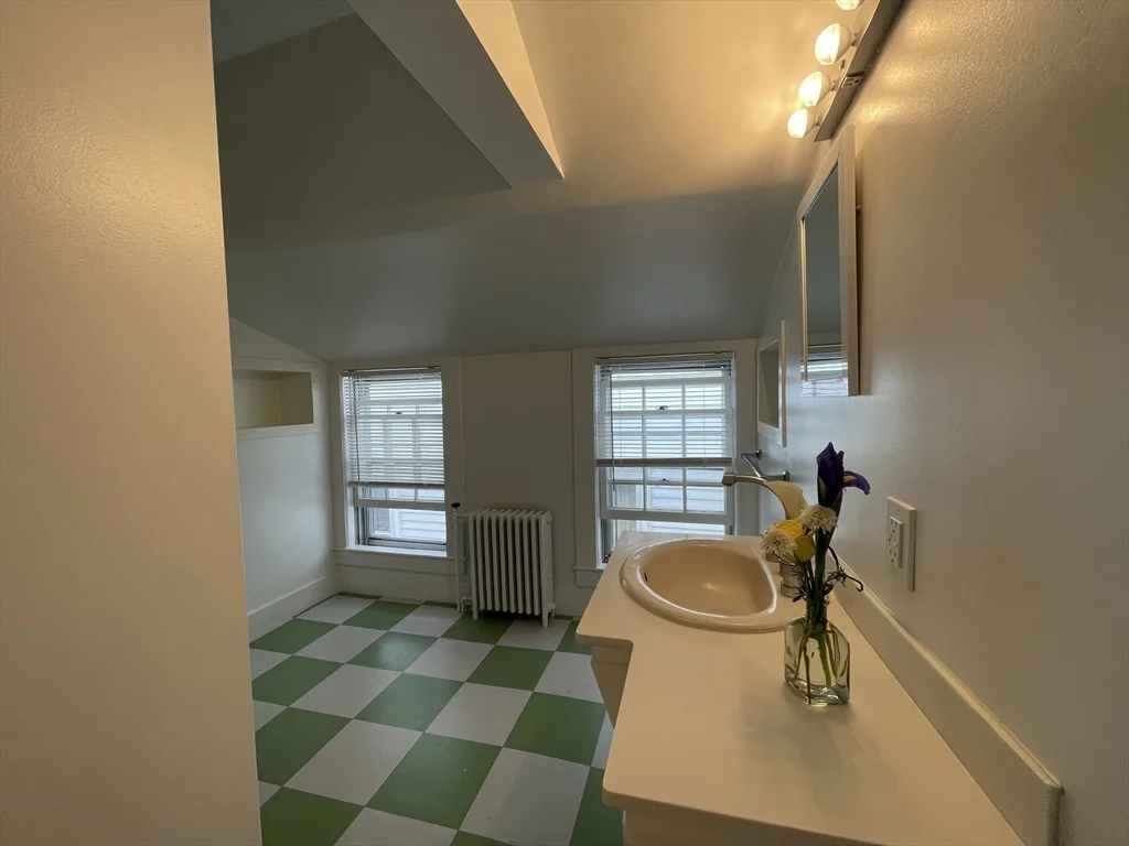 1 bed, 1 bath apartment for rent at 164 Washington St Unit A, Marblehead — photo 7 of 24