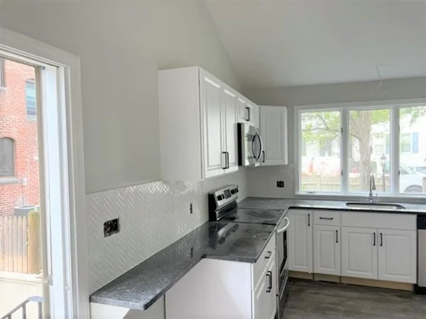 5 bed, 2 bath apartment for rent at 164 West 9th St Unit 1, South Boston — photo 4 of 15