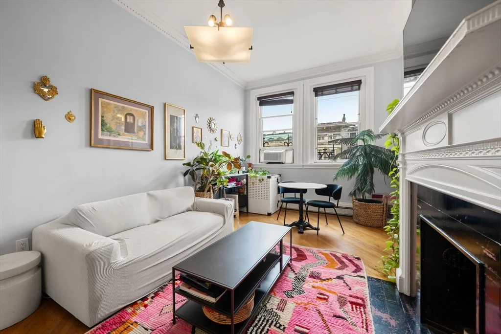 1 bed, 1 bath apartment for rent at 165 Beacon St Unit 8, Back Bay — photo 2 of 25