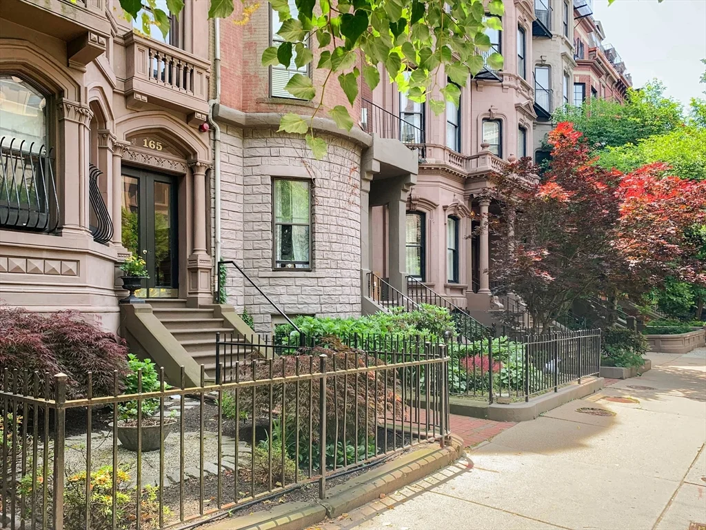 Studio bed, 1 bath apartment for rent at 165 Beacon St Unit 9, Back Bay