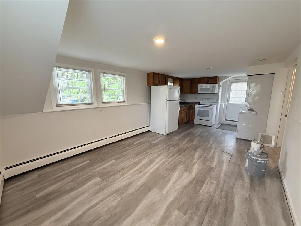 1 bed, 1 bath apartment for rent at 165 Bolton St Unit A, Lancaster — photo 4 of 10