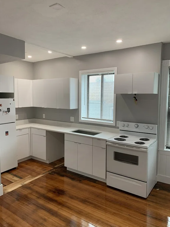 3 bed, 1 bath apartment for rent at 165 Chestnut Ave Unit 3, Jamaica Plain — photo 4 of 19