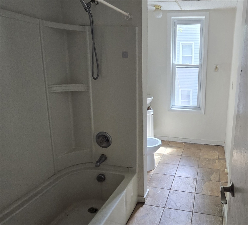 3 bed, 1 bath apartment for rent at 165 Eastern Ave Unit 2, Worcester — photo 2 of 4