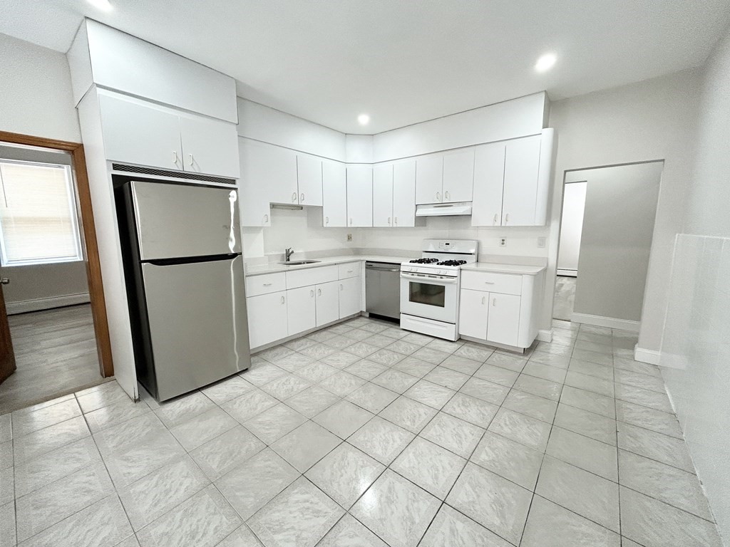 3 bed, 1 bath apartment for rent at 165 Gove St Unit 01, East Boston — photo 1 of 6