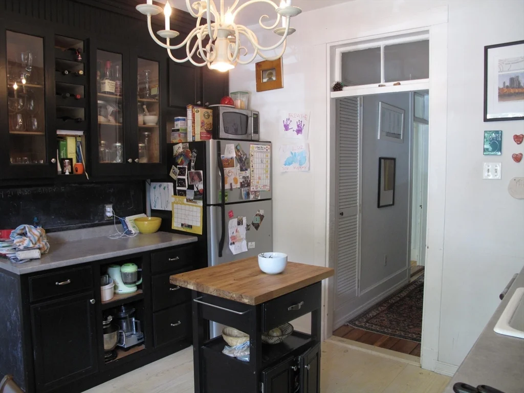 2 bed, 1 bath apartment for rent at 165 Putnam Ave Unit A, Riverside — photo 2 of 13