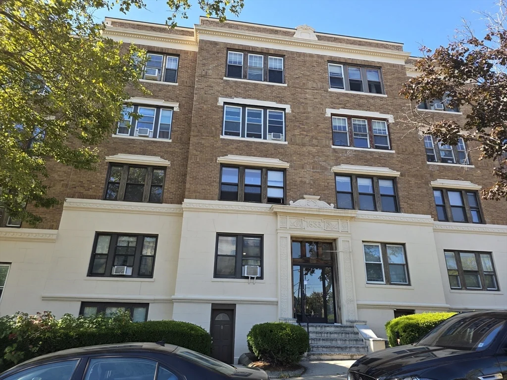 4 bed, 1 bath apartment for rent at 1653 Commonwealth Ave Unit 3, Brighton