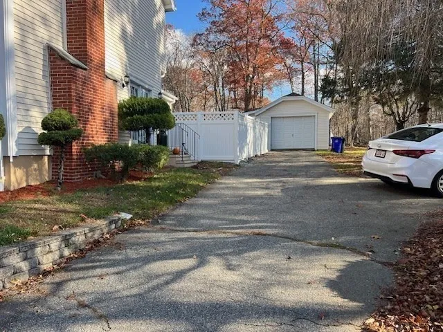 3 bed, 2 bath apartment for rent at 1657 Meridian St, Fall River — photo 2 of 22