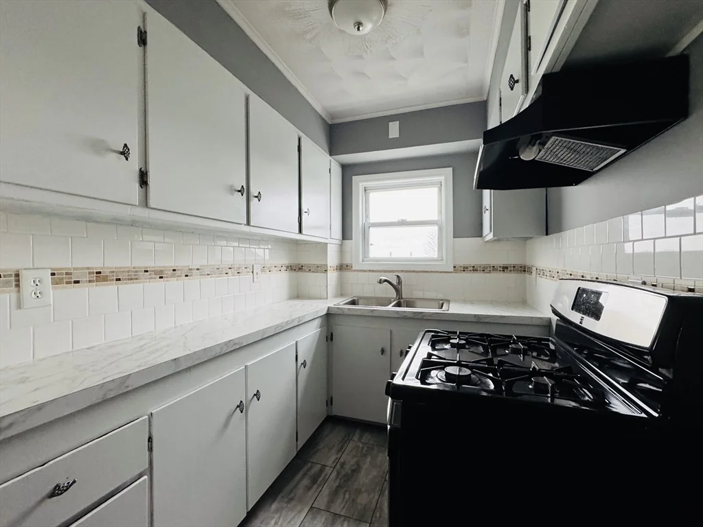 3 bed, 1 bath apartment for rent at 166 Bradford Ave Unit 3, Fall River — photo 4 of 19