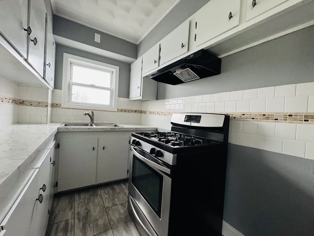 3 bed, 1 bath apartment for rent at 166 Bradford Ave Unit 3, Fall River — photo 3 of 19