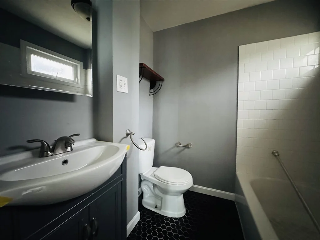 3 bed, 1 bath apartment for rent at 166 Bradford Ave Unit 3, Fall River — photo 14 of 19