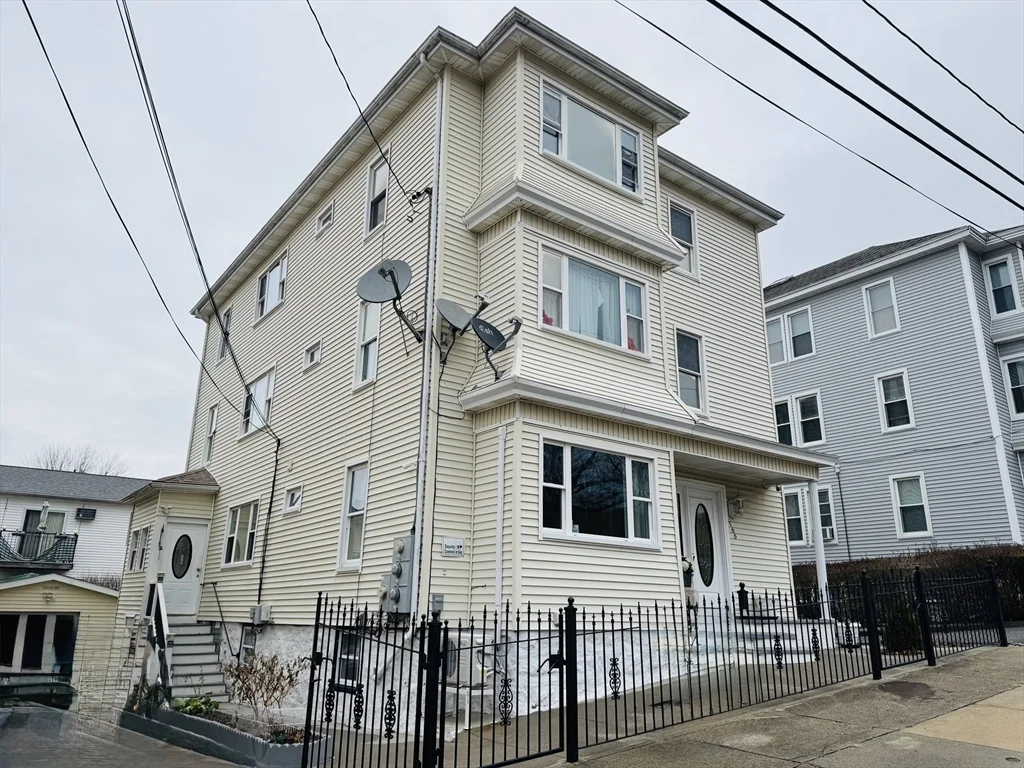 3 bed, 1 bath apartment for rent at 166 Bradford Ave Unit 3, Fall River
