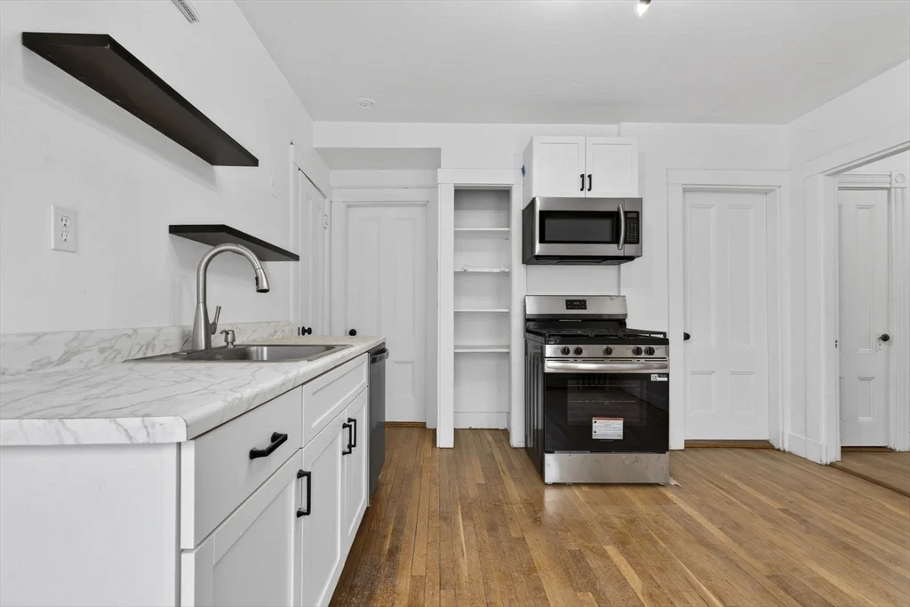 4 bed, 2 bath apartment for rent at 166 Elliot St Unit 2, Newton Upper Falls — photo 3 of 28