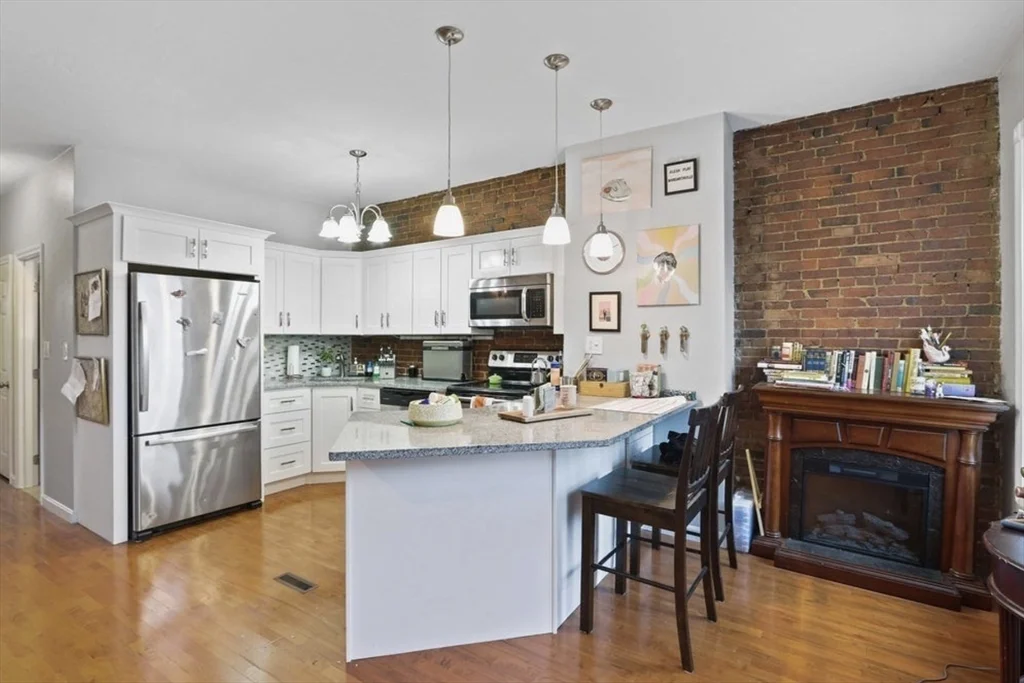 1 bed, 1 bath apartment for rent at 166 F St Unit 4, South Boston
