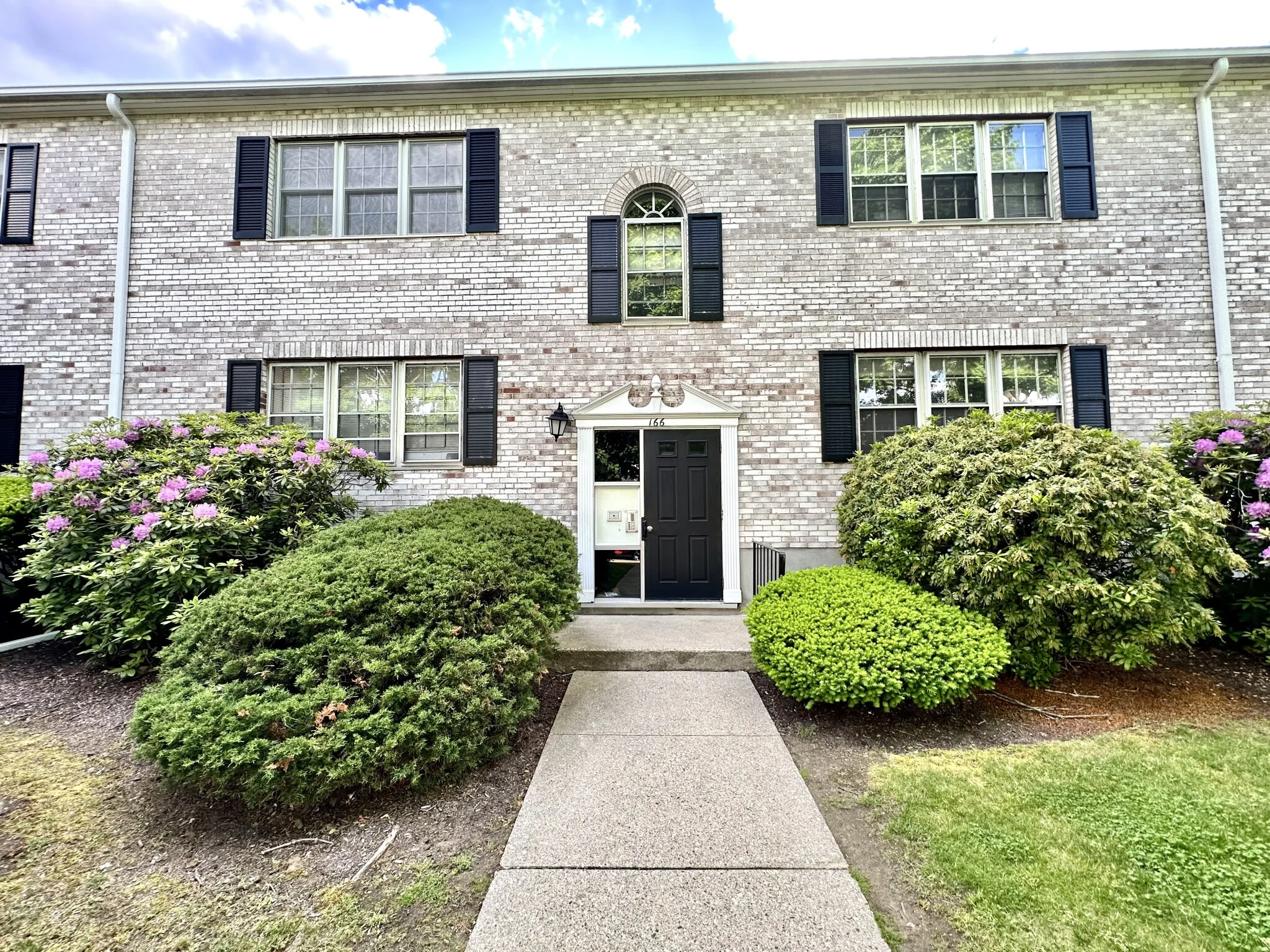 3 bed, 2 bath apartment for rent at 166 Lake Shore Rd Unit 1, Oak Square — photo 12 of 12