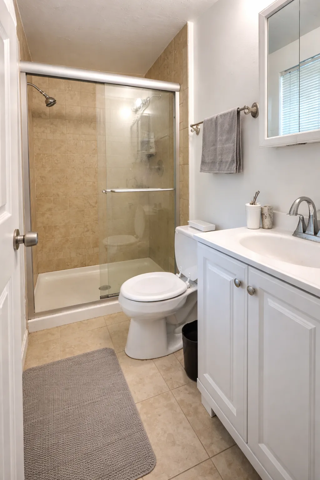 3 bed, 2 bath apartment for rent at 166 Lake Shore Rd Unit 1, Oak Square — photo 5 of 12